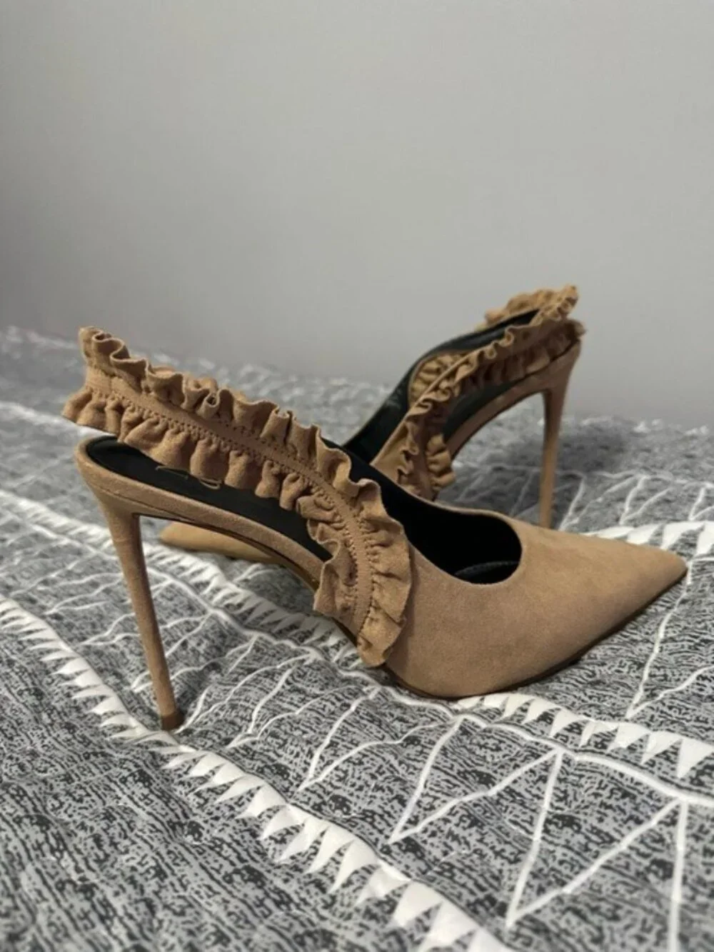 NY&C Ruffle Slingback Heels Nude Suede Pointed Toe Stiletto Size 8 Coquette